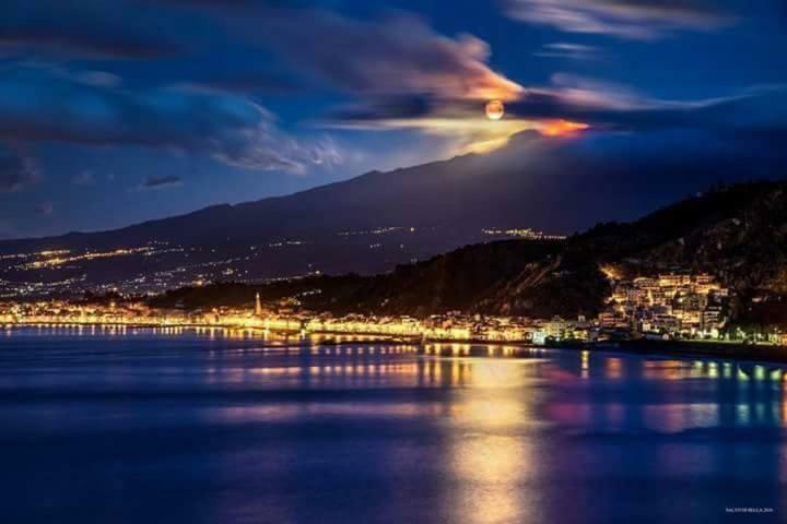 Апартаменти Taormina Castle And Sea View Екстер'єр фото